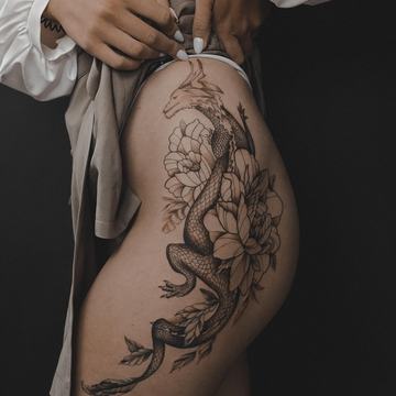 Dámské tetování na stehno s elegantní linií