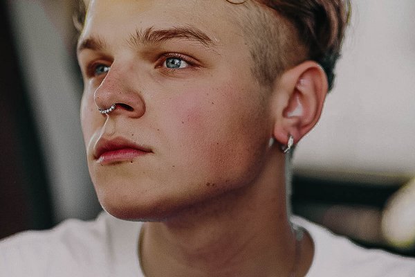1200px-Septum_Nose_piercing