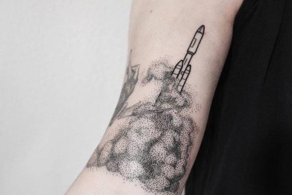 1652321056_10-o-tendencii-com-p-tatu-raketi-foto-10