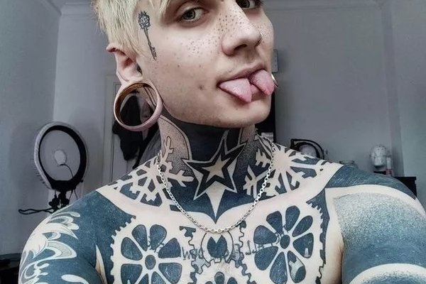 1_PAY-People-are-so-horrified-by-my-body-modifications-they-stare-and-SPIT-on-me-but-Ill-never-stop