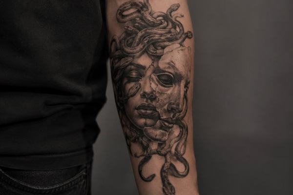 Grafická skica Medusy jako inspirace pro moderní tetování