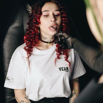 Piercing rtu s péčí o vpich zvenku i hygienou dutiny ústní