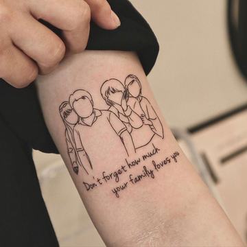 Jemné rodinné tetování na vnitřním předloktí: minimalistická linková kresba čtyř členů rodiny a kurzivní nápis „Don’t forget how much your family loves you“ – osobní symbol blízkosti a podpory.