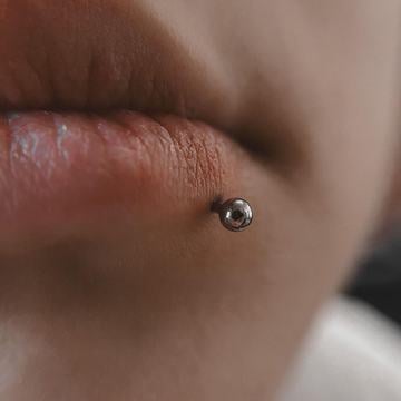 Piercing rtů s kontrolou délky šperku po zklidnění otoku