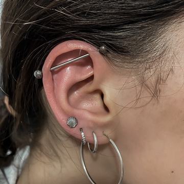 Kontrola industrial piercingu při tlaku, bolesti nebo zachytávání činky