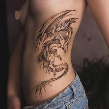 Blackwork tetování evropského draka s roztaženými křídly a dlouhým ocasem na boku a žebrech; 