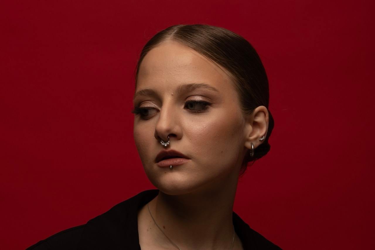 Jemný piercing nosu s malou ozdobou v nosním křídle