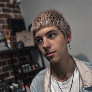 Jemný labret jako vhodná první ozdoba pro nostril piercing