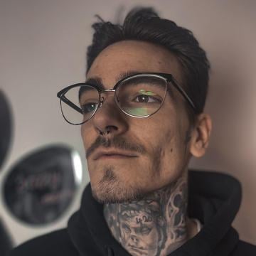 Hojení piercingu nosu s důrazem na klid, čistotu a jemnou péči