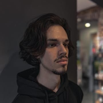 Bridge piercing s přesným umístěním mezi očima