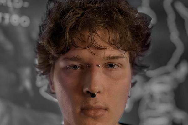 Decentní nostril jako první piercing do nosu