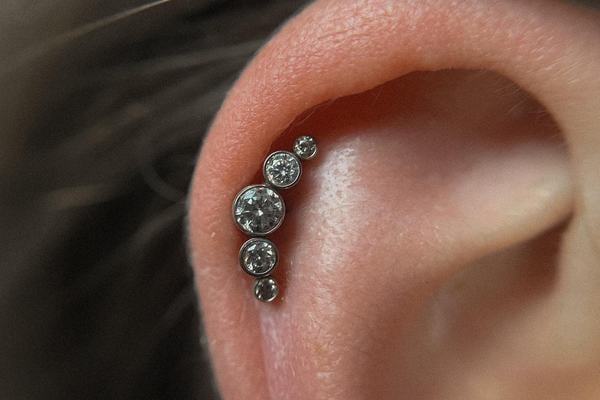 Péče o helix piercing bez zbytečného tlaku a podráždění