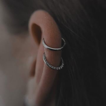 Helix piercing po zákroku s doporučenou následnou péčí