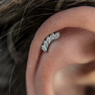 Inspirace na helix piercing s jemným šperkem a čistou kompozicí