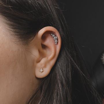 Helix piercing vhodný pro samostatný detail i větší ušní styling