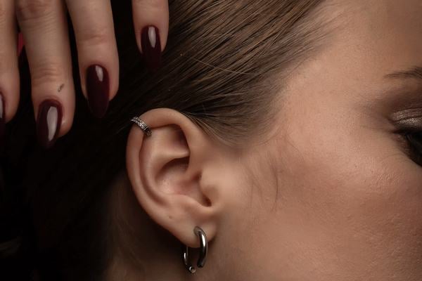 Helix piercing jako součást kombinace více piercingů v uchu