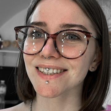 Piercing ve rtu s důrazem na správné umístění a bezpečný kontakt se zuby