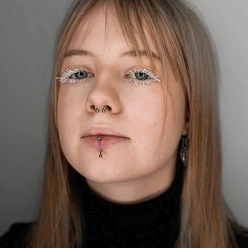 Symetrický piercing rtů jako součást vyvážené kompozice obličeje