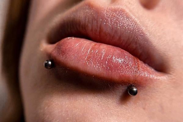 Jemný piercing rtu jako stylový detail s decentním vzhledem