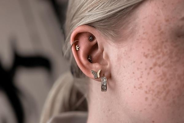 Jemný helix piercing v horní části ucha s minimalistickým šperkem