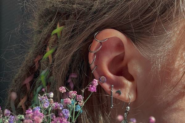 Umístění helix piercingu podle anatomie ucha a stylu klienta