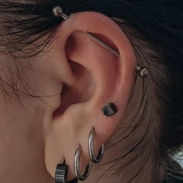 Industrial piercing s důrazem na správné umístění a bezpečný kontakt s chrupavkou