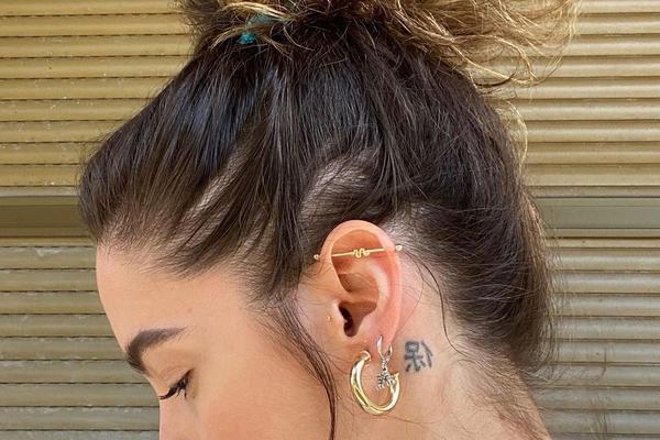Hojení industrial piercingu při omezení tlaku, spaní a zachytávání o vlasy