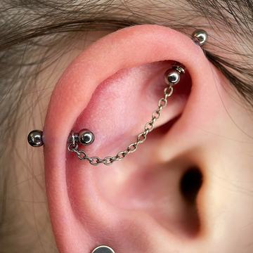 Industrial piercing vhodný pro klienty s odpovídající anatomií boltce