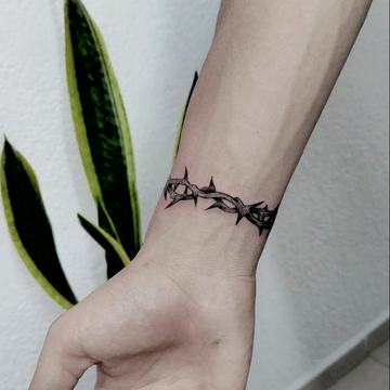 Malé tetování na zápěstí v minimalistickém stylu