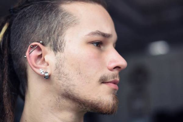 Industrial styl v uchu s přesně vedenou činkou a čistou kompozicí