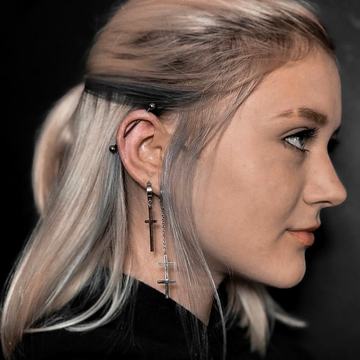 Industrial piercing ve VEAN TATTOO s konzultací, výběrem šperku a následnou péčí