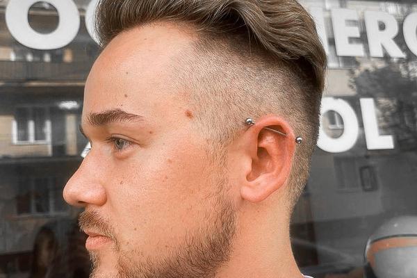 Dvojitý vpich v chrupavce jako dominantní detail ušního piercingu