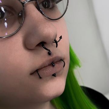 Piercing pod spodním rtem jako výrazný, ale čistý akcent obličeje