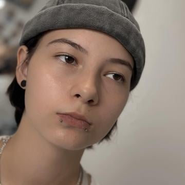 Profesionálně provedený piercing rtů ve sterilních podmínkách studia