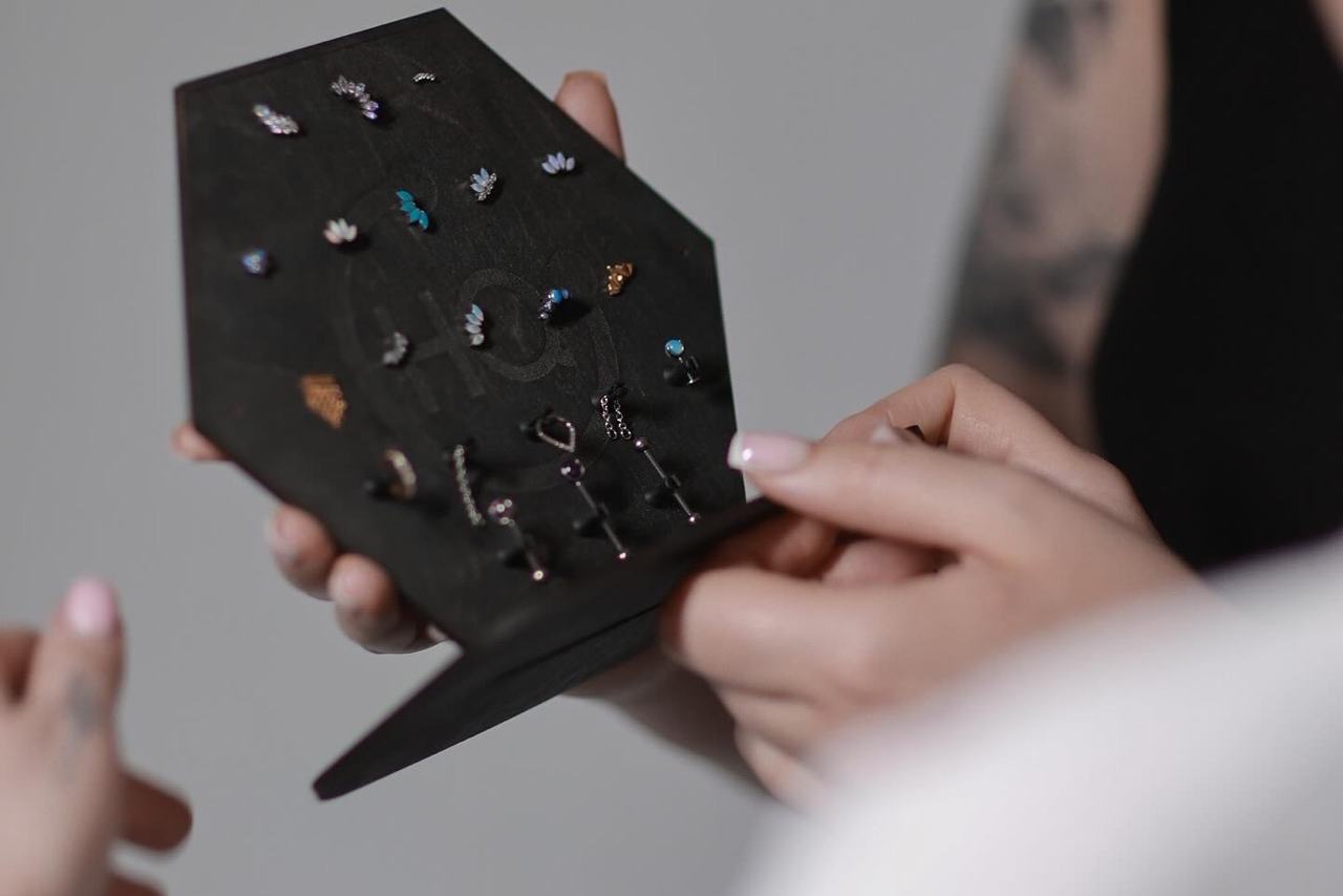 Nostril piercing s důrazem na hygienu a klidné hojení nosního křídla
