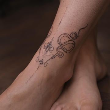 Jemné dámské tetování na vnitřní straně kotníku
