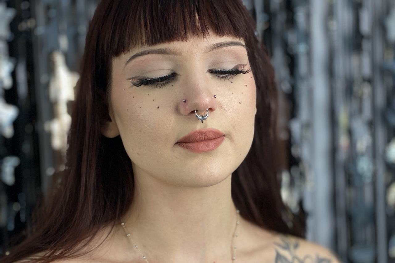Čerstvý piercing chráněný před tlakem, potem a mechanickým podrážděním