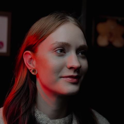 Jemný piercing nosního křídla s drobným stříbrným šperkem, který nenápadně zachycuje světlo. Minimalistická ozdoba dodává obličeji elegantní detail a působí přirozeně i při každodenním nošení.
