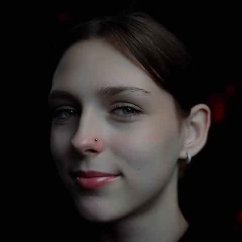 Drobný piercing nosního křídla s jemným stříbrným šperkem dodává obličeji elegantní a svěží akcent. Jeho jednoduché provedení podtrhuje přirozené linie nosu a působí nenápadně, ale stylově.