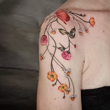 Barevné botanické tetování jemných lučních květů v akvarel/fine line stylu