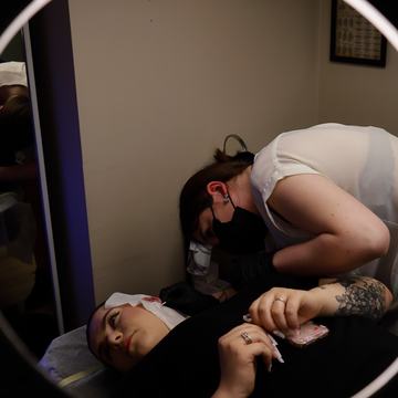 Piercing obočí jako citlivé místo náchylné na tlak a zachycení