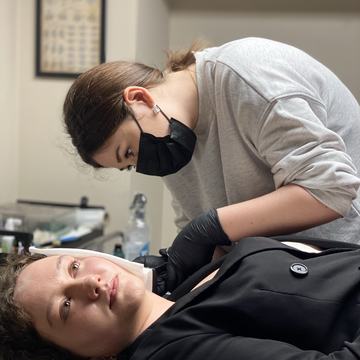 Varovné příznaky při hojení piercingu a důvody pro odbornou kontrolu