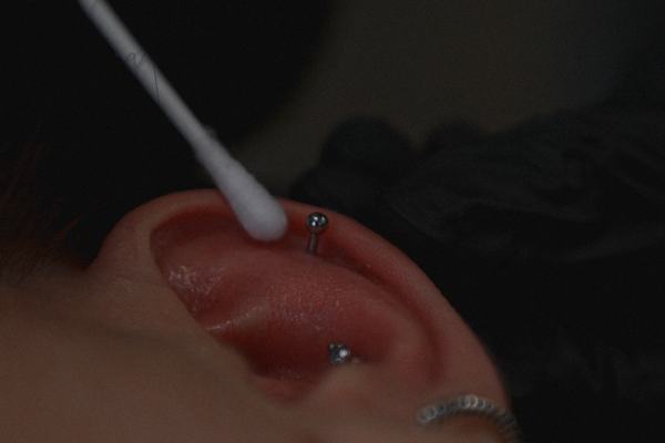 Piercing pupíku s pomalejším hojením kvůli pohybu a tření oblečení