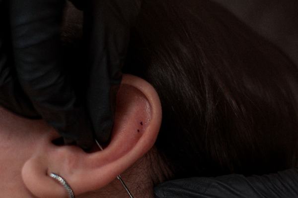 Piercing jazyka s typickým otokem v prvních dnech po zákroku