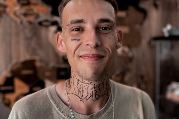 Profesionální značení místa vpichu před piercingem nosu ve studiu