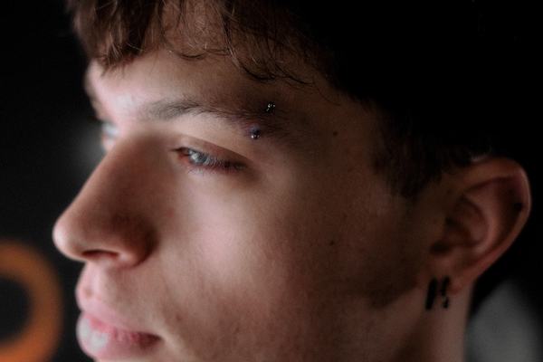 Kontrola piercingu při otoku, bolesti nebo neobvyklém výtoku