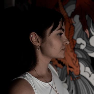 Přirozené hojení piercingu bez zbytečného otáčení a dotýkání šperku