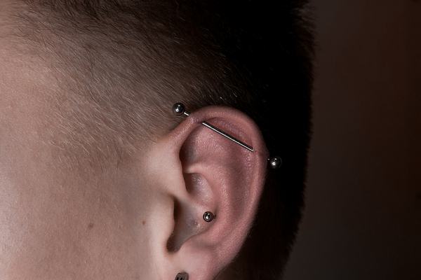 Výrazná ozdoba v horní části ucha jako dominantní prvek piercing stylingu