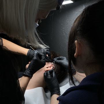 Péče o piercing ve studiu VEAN TATTOO při pomalém nebo komplikovaném hojení