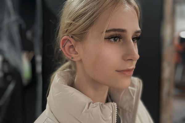 Inspirace na industrial piercing s jednoduchou činkou bez zbytečných ozdob